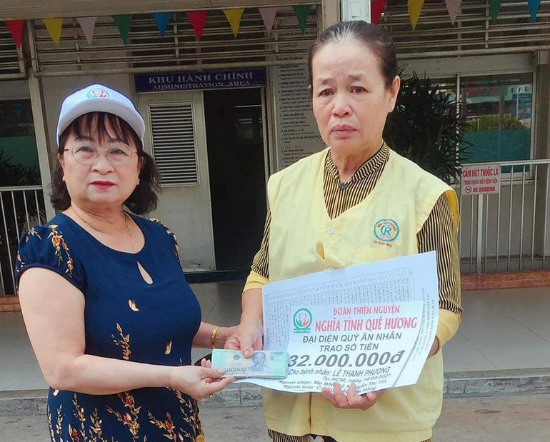 Trưởng nhóm Nghĩa Tình Quê Hương trao 32 triệu đồng đến bà Nguyễn Thị Tốt là mẹ của bệnh nhân Lê Thanh Phương