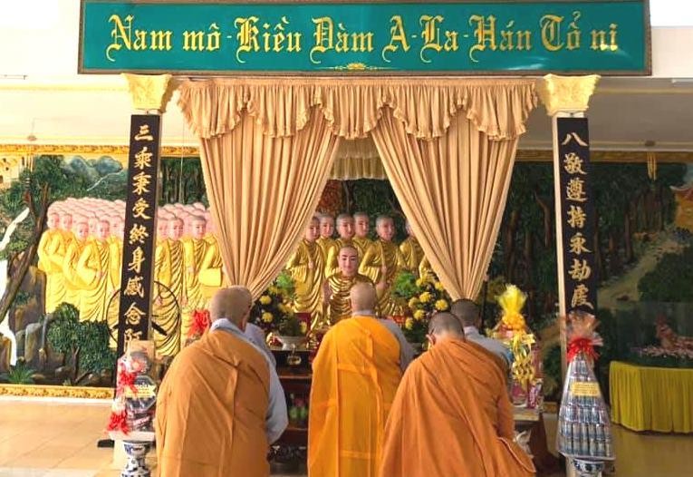 Chư Ni Phân ban Ni giới Phật giáo tỉnh BR-VT niêm hương tưởng niệm tại chùa Tịnh Quang, huyện Châu Đức