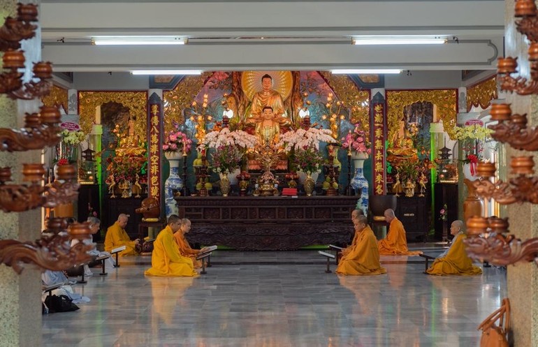 Khóa lễ tụng niệm nhân húy nhật Hòa thượng Thích Hồng Phước tại chánh điện chùa Huỳnh Kim