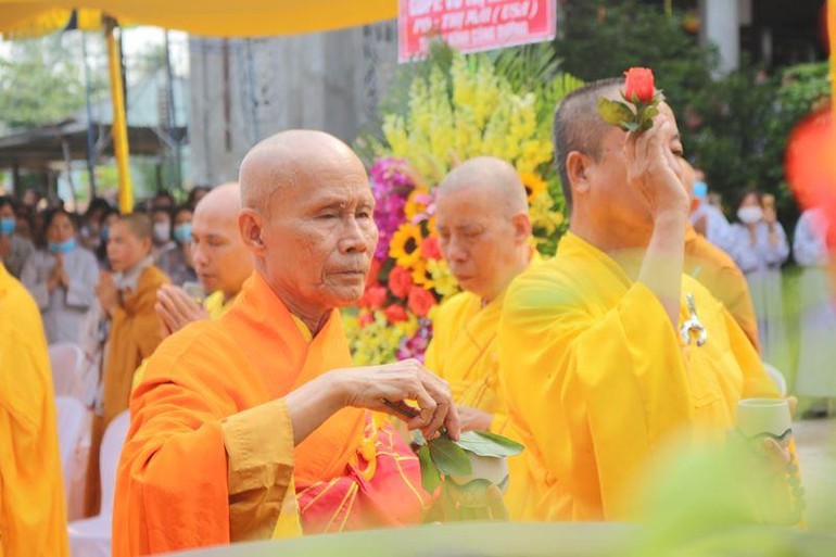 Chư tôn giáo phẩm chứng minh sái tịnh an vị tôn tượng Bồ-tát Quán Thế Âm tại chùa Phổ Minh