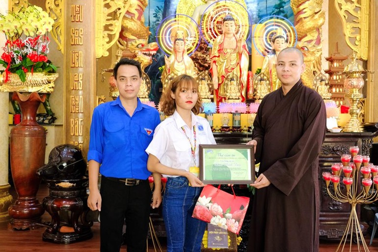 ĐĐ.Thích Minh Ân đón nhận thư cảm ơn của đại diện Trường Đại học Luật gởi chùa Minh Đạo