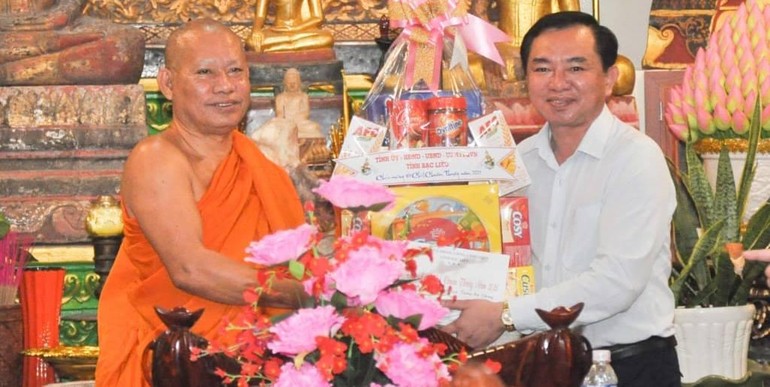 Thượng tọa Tăng Sa Vong, trụ trì chùa Cái Giá Chót nhận quà Tết do ông Phan Thanh Duy trao tặng