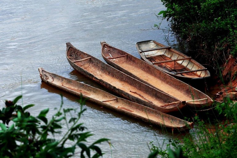  Những chiếc thuyền độc mộc nằm bên sông đã in dấu thời gian, trở thành huyền thoại...