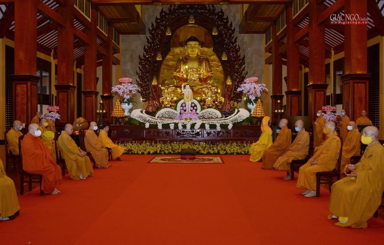 Lễ đài trong lễ Tắm Phật tại chánh điện Việt Nam Quốc Tự