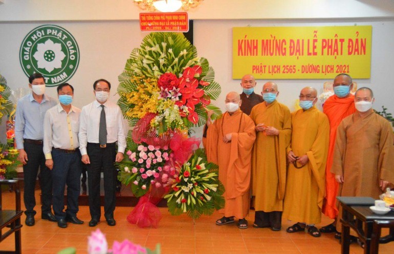  Ông Vũ Chiến Thắng tặng hoa chúc mừng Phật đản đến chư tôn đức Hội đồng Trị sự GHPGVN - Ảnh: Công Minh