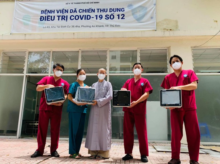 Sư cô Thích nữ Nhuận Bình, đại diện nhóm tình nguyện viên Phật giáo và các nhà tài trợ trao tặng 5 máy Monitor đến Bệnh viện Dã chiến thu dung số 12