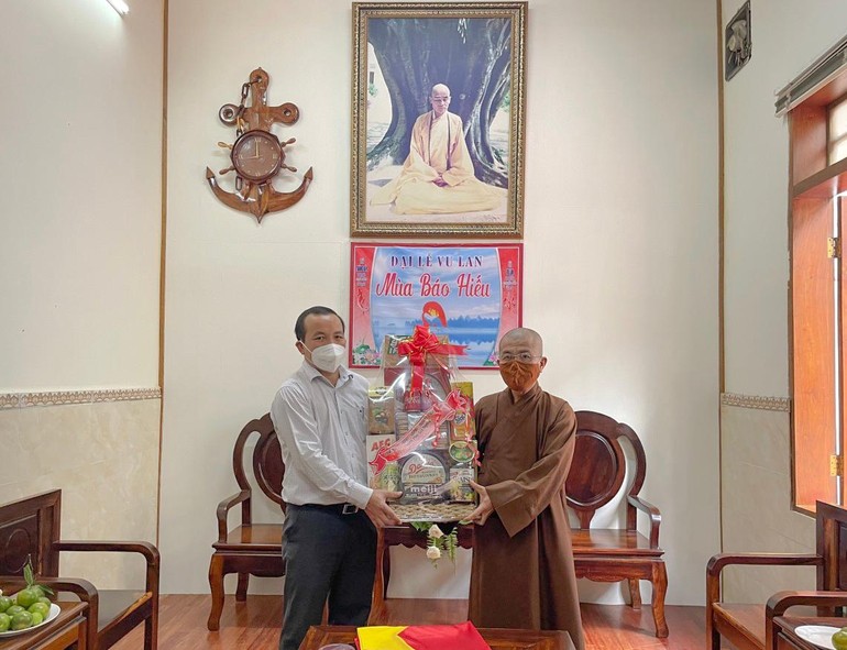 Ông Hồ Văn Mười thăm và chúc mừng đến Thượng tọa Thích Quảng Hiền nhân mùa Vu lan - Báo hiếu Phật lịch 2565