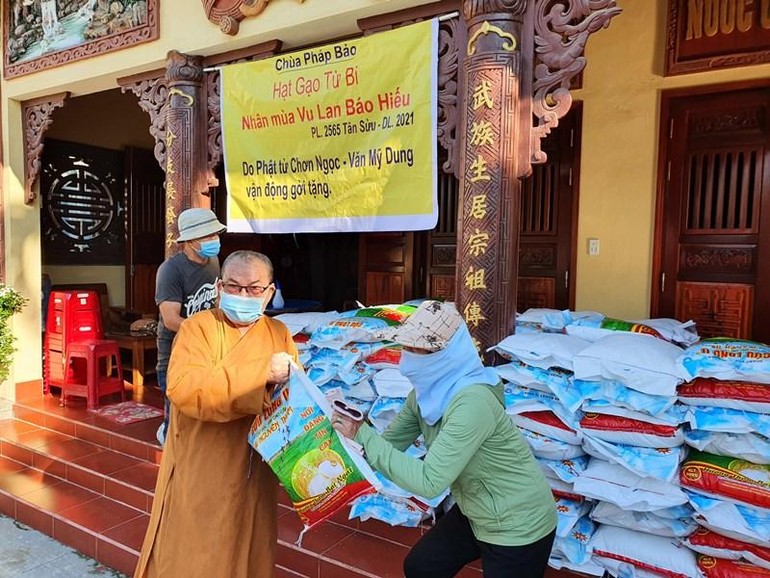 Hòa thượng Thích Hạnh Niệm, Chứng minh Ban Trị sự Phật giáo tỉnh Quảng Nam, trụ trì chùa Pháp Bảo tặng quà đến người dân