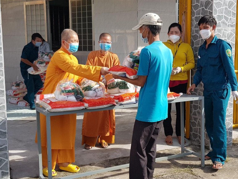  Tịnh xá Ngọc Trà, thị trấn Trà Ôn (Vĩnh Long) tổ chức trao tặng 150 phần quà đến người bán vé số