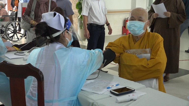 Chư tôn đức Ban Thường trực Ban Trị sự GHPGVN tỉnh Đồng Nai mũi 2 vắc-xin Covid-19