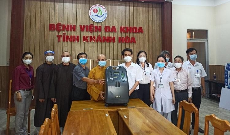 Ban Trị sự Phật giáo tỉnh trao tặng 4 máy trợ thở đến y bác sĩ Bệnh viện Đa khoa tỉnh