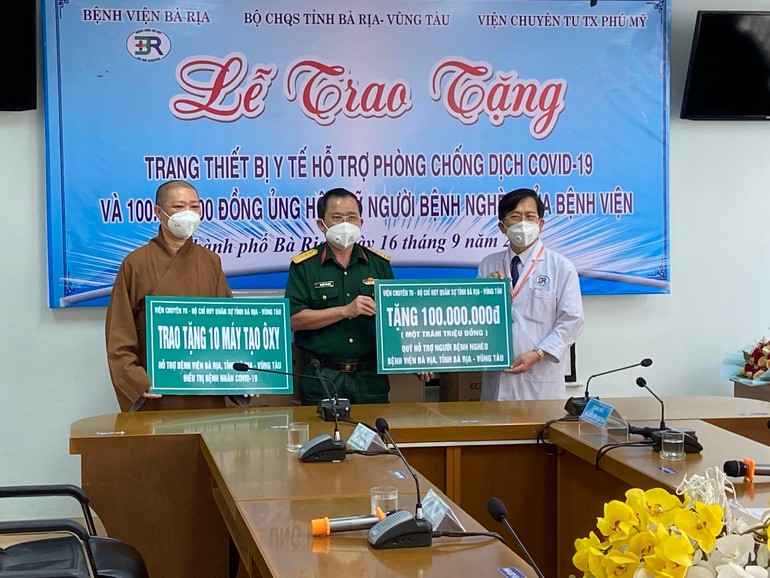 Thượng tọa Thích Thiện Thuận, Bộ Chỉ huy Quân sự tỉnh tặng trang thiết bị y tế đến Bệnh viện Bà Rịa