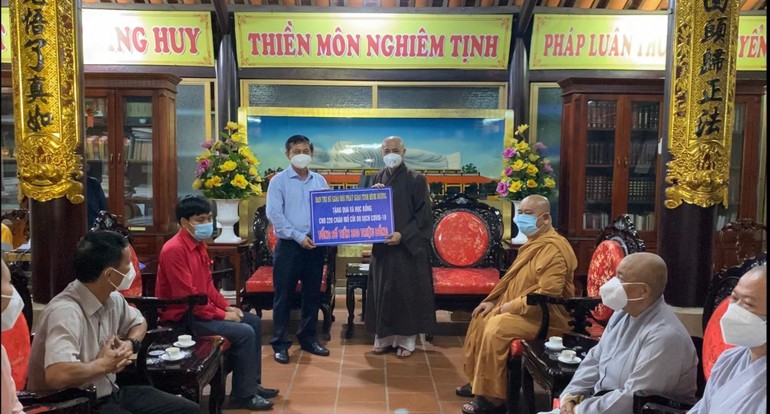 Hòa thượng Thích Huệ Thông trao tượng trưng 220 học bổng đến Ủy ban MTTQVN tỉnh Bình Dương để trao cho các em mồ côi 