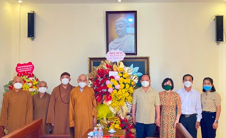 Ông Rah Lan Chung tặng hoa chúc mừng Kỷ niệm 40 năm thành lập GHPGVN đến chư tôn đức Ban Trị sự tỉnh Gia Lai