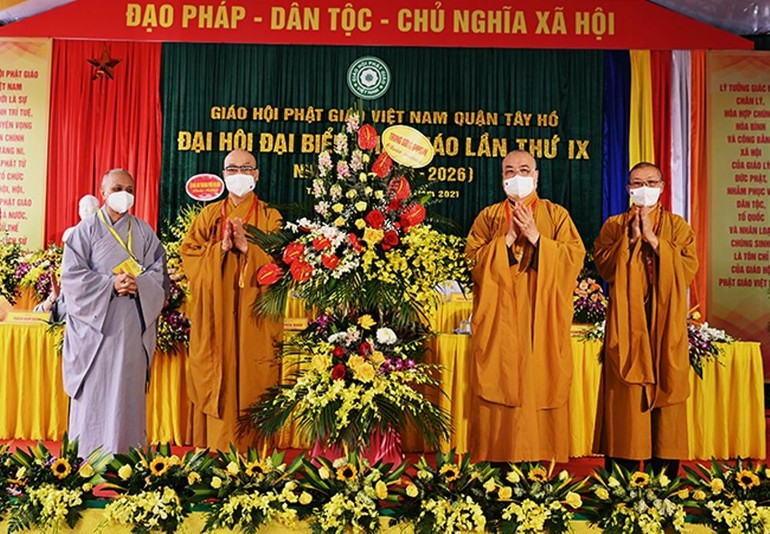 Hòa thượng Thích Thanh Nhiễu tặng lẵng hoa chúc mừng Đại hội đại biểu GHPGVN quận Tây Hồ (2021-2026)