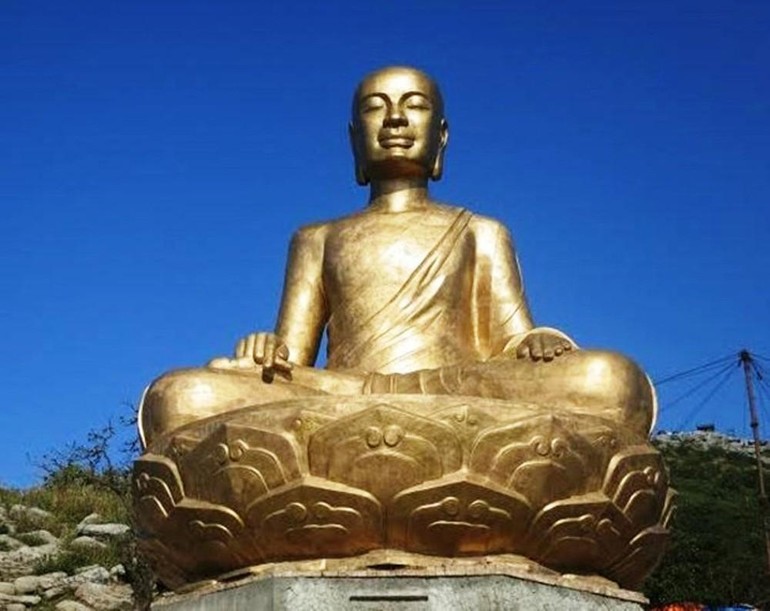 Tôn tượng Đức Phật hoàng – Trần Nhân Tông tại Yên Tử (Quảng Ninh)
