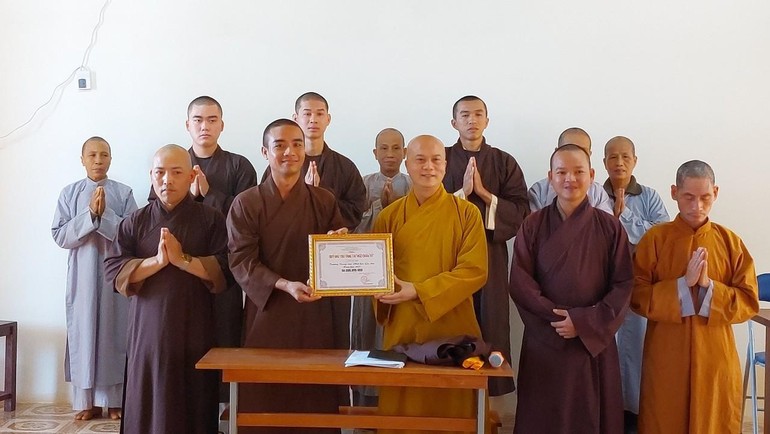 Đại đức Thích Tâm Luyện trao học bổng đến Trường Trung cấp Phật học tỉnh Gia Lai