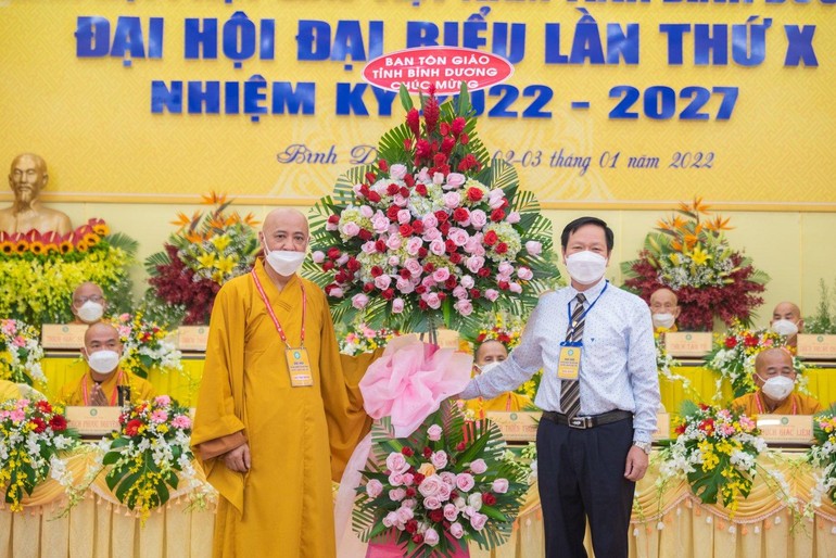 Ông Trần Đức Thịnh, Phó Giám đốc Sở Nội vụ, Trưởng ban Tôn giáo tỉnh tặng hoa chúc mừng Đại hội