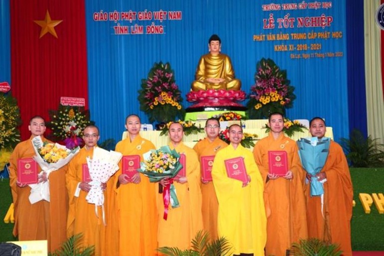 Tăng Ni sinh nhận bằng tốt nghiệp Trung cấp Phật học