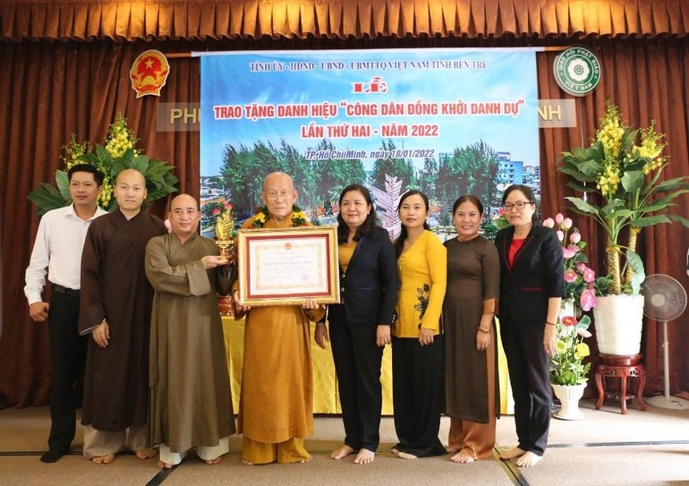  Hòa thượng Thích Như Niệm nhận danh hiệu Công dân Đồng Khởi danh dự