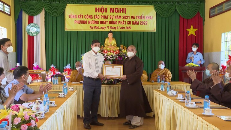 Ông Trần Minh Nay trao Bằng khen của UBND tỉnh Tây Ninh cho Đại đức Thích Nghiêm Lâm
