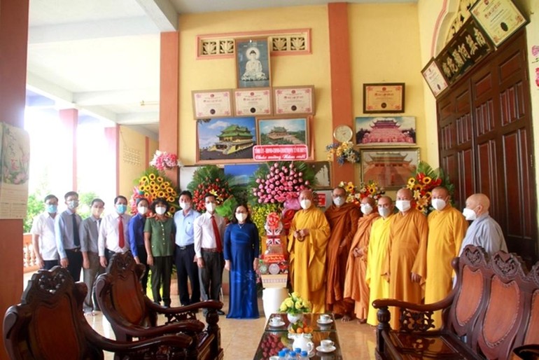 Bà Nguyễn Thị Yến tặng hoa chúc Tết đến chư tôn đức Ban Trị sự nhân Xuân Nhâm Dần 2022