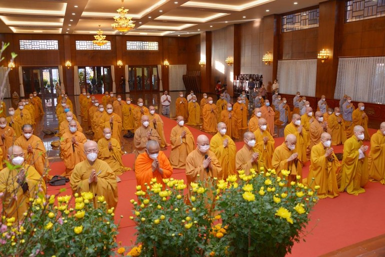 Chư tôn đức Tăng Ni toàn Ban Trị sự Phật giáo TP.HCM khánh tuế đầu năm đến Trưởng lão Hòa thượng Thích Trí Quảng