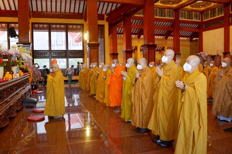 Chư tôn giáo phẩm niêm hương bạch Phật tại chánh điện Việt Nam Quốc Tự