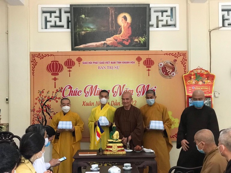 Hòa thượng Thích Minh Thông cùng chư Tăng chuẩn bị đến làm Phật sự tại huyện đảo Trường Sa