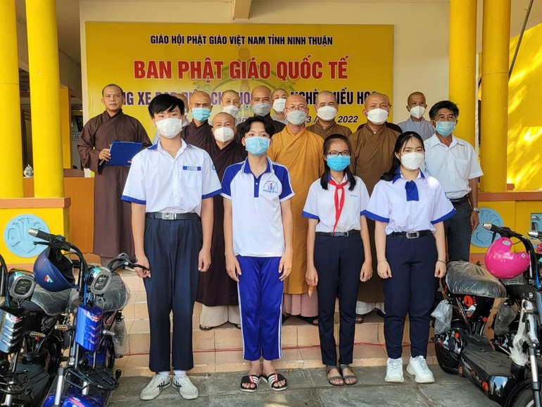 22 học sinh địa phương được nhận học bổng của Ban Phật giáo Quốc tế GHPGVN tỉnh trao tặng