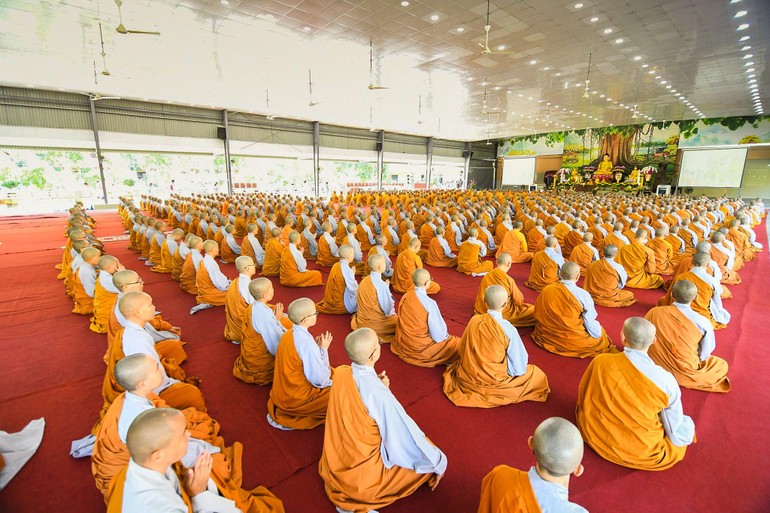 Tăng Ni sinh Học viện Phật giáo VN tại TP.HCM trong lễ khai khóa An cư kiết hạ Phật lịch 2565 (2020)