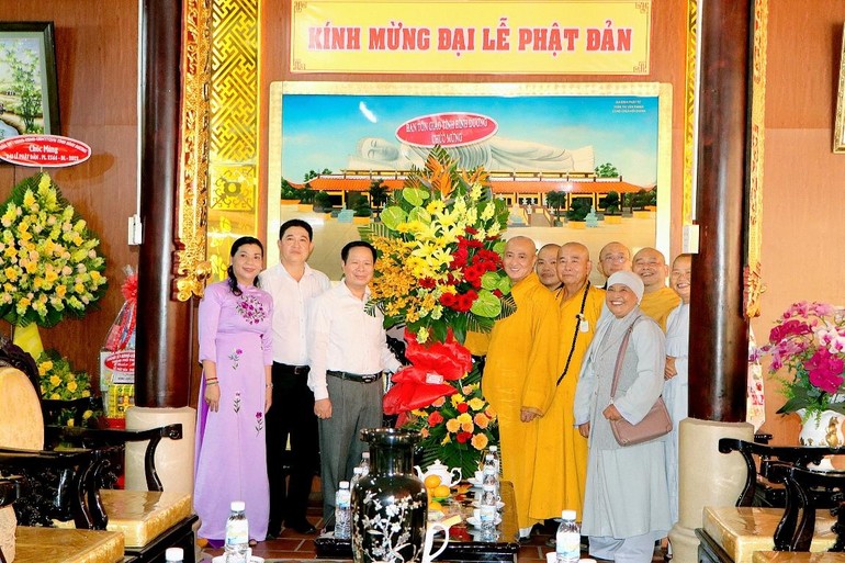 Lãnh đạo Ban Tôn giáo tỉnh chúc mừng Phật đản đến Ban Trị sự GHPGVN tỉnh Bình Dương