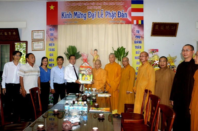  Lãnh đạo tỉnh Ninh Thuận tặng hoa chúc mừng Phật đản đến Ban Trị sự GHPGVN tỉnh Ninh Thuận