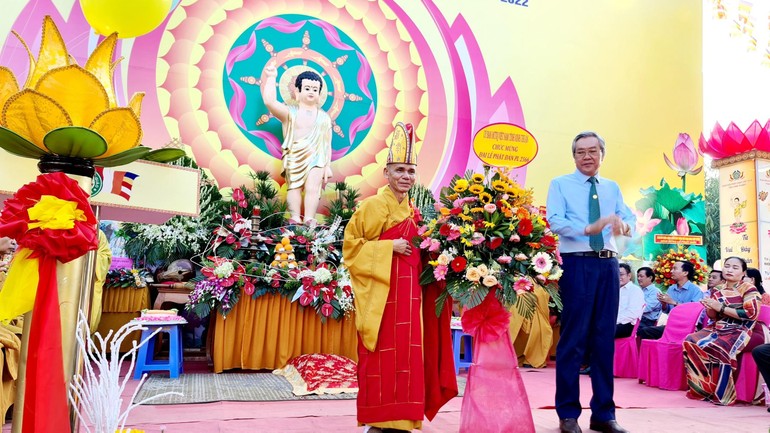 Hòa thượng Thích Hạnh Thể nhận hoa chúc mừng Đại lễ Phật đản