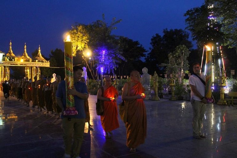 Chư tôn đức, Phật tử nhiễu Phật trong khuôn viên thiền viện Phước Sơn