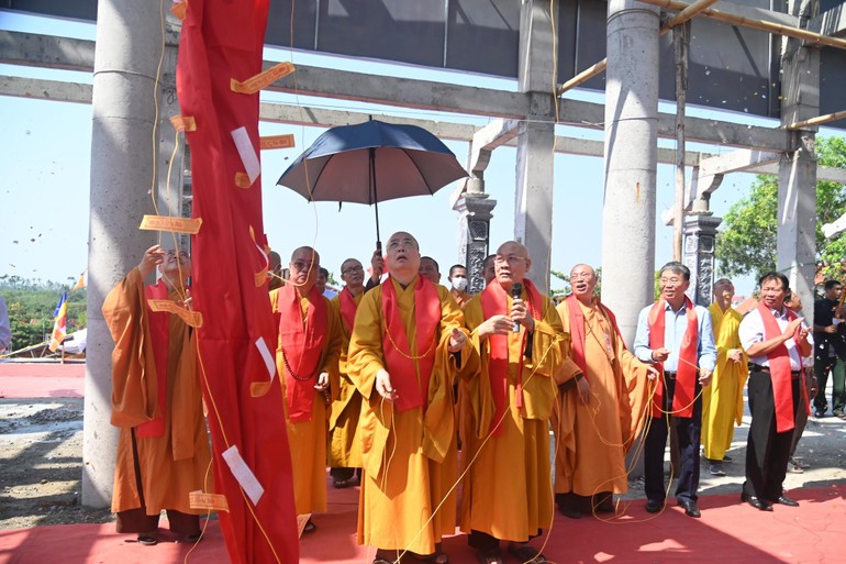 Chư tôn đức thực hiện nghi thức an vị long cốt ngôi đại hùng bảo điện chùa Minh Khánh