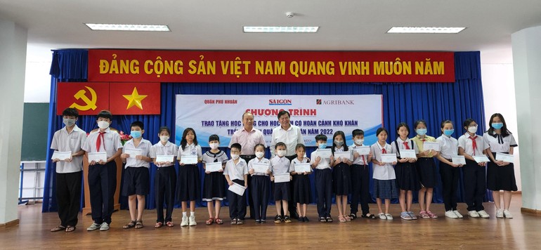 Tổng Biên tập Báo Sài Gòn Giải Phóng Tăng Hữu Phong, đại diện nhà tài trợ trao học bổng cho học sinh khó khăn