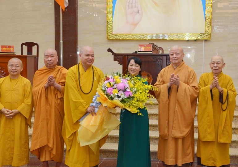 Thượng tọa Thích Thanh Phong, đại diện chư tôn đức Ban Trị sự tặng hoa, tri ân bà Trần Kim Yến tại Việt Nam Quốc Tự
