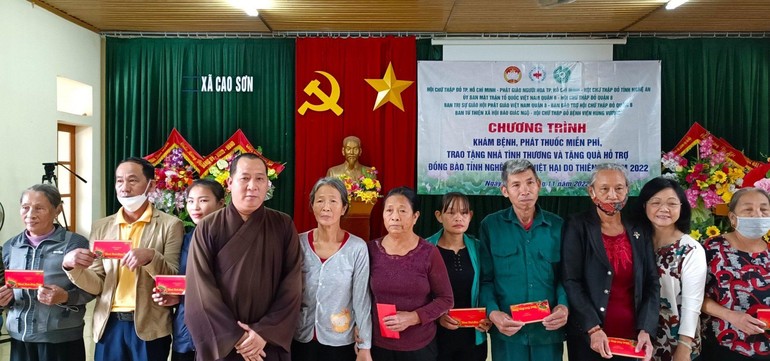 Đại diện đoàn trao quà đến những gia đình ảnh hưởng bởi bão lũ tại tỉnh Nghệ An