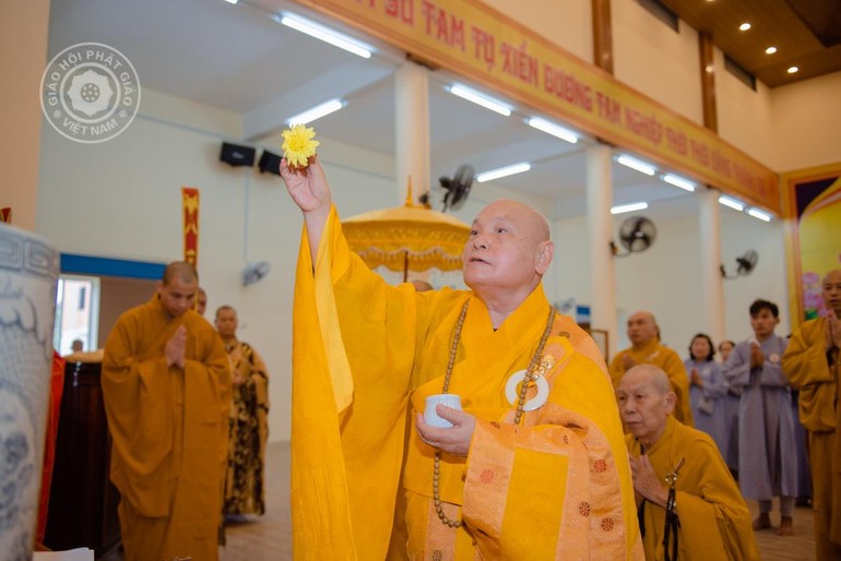 Hòa thượng Chủ tịch cử hành sái tịnh tôn tượng Đức Phật Bổn Sư tại chánh điện chùa Phật Quang Phổ Chiếu