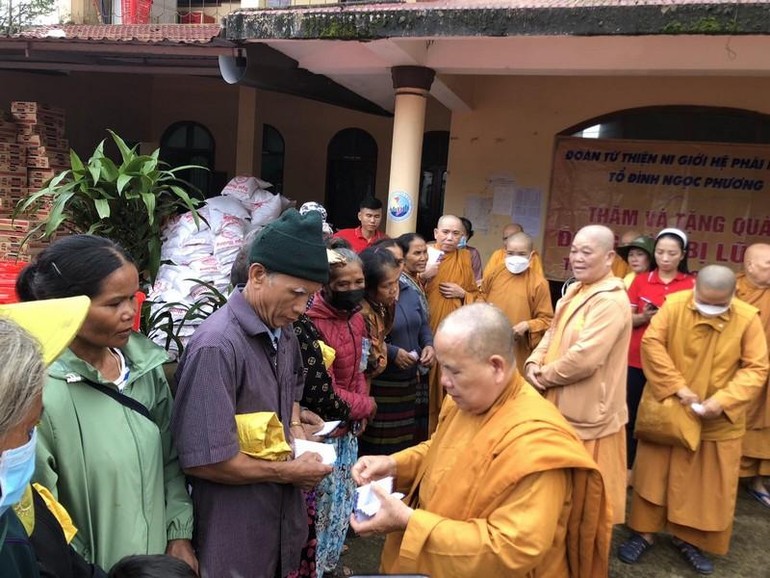Đoàn trao quà đến đồng bào bị bão lũ tại xã Linh Trường, huyện Gio Linh