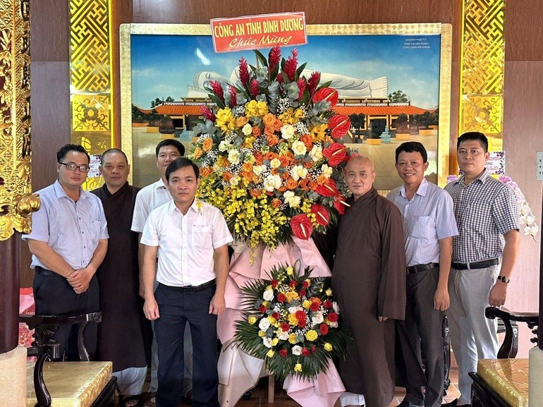 Thượng tá Nguyễn Thành Đồng, Trưởng phòng PA02, Công an tỉnh tặng hoa chúc mừng đến Hòa thượng Thích Huệ Thông