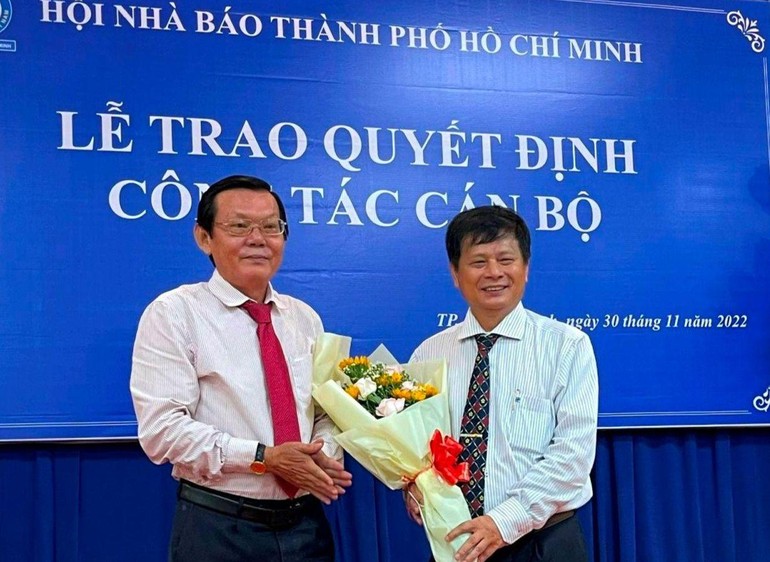 Nhà báo Trần Trọng Dũng (phải) trao hoa chúc mừng đến Nhà báo Nguyễn Tấn Phong, tân Chủ tịch Hội Nhà báo TP.HCM
