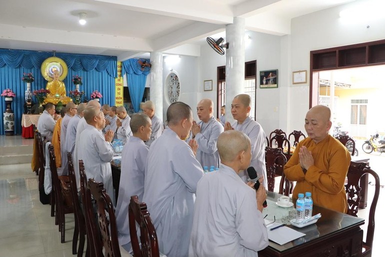Niệm Phật cầu gia hộ trước buổi họp tổng kết hoạt động Phật sự năm 2022