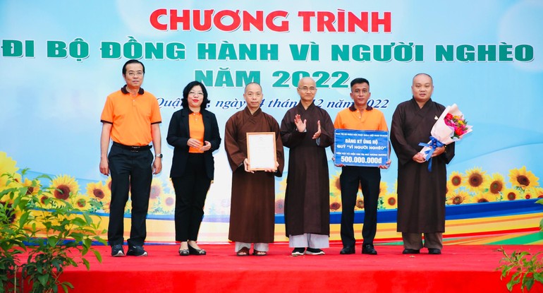Ban Trị sự GHPGVN TP.HCM đăng ký ủng hộ 500 triệu đồng cho Quỹ “Vì người nghèo” quận 10 - Ảnh: Long Hồ