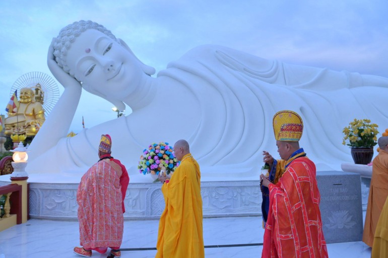 Chư Tăng sái tịnh tại lễ hoa đăng khánh đản Đức Phật A Di Đà tại chùa Vạn Phước