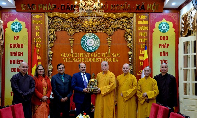 Đại sứ Đặc mệnh toàn quyền Cộng hòa Ấn Độ đến thăm và chúc mừng thành công của Đại hội đại biểu Phật giáo toàn quốc lần thứ IX