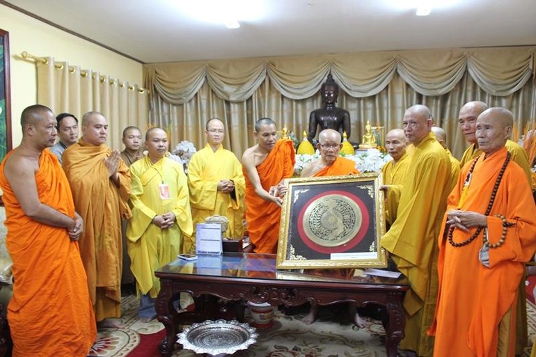 Hòa thượng Thích Phước Minh trao quà lưu niệm Trưởng lão Hòa thượng Chủ tịch Trung ương Liên minh Giáo hội Phật giáo Lào