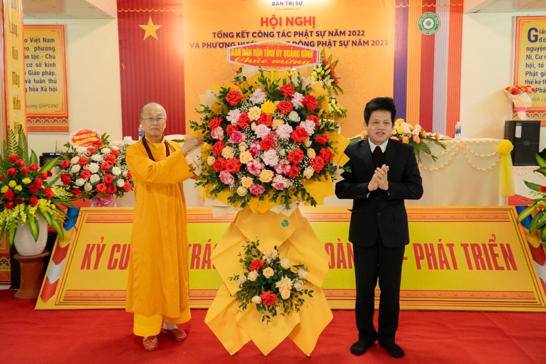 Ông Lê Văn Bảo, Ủy viên Thường vụ Tỉnh ủy, Trưởng ban Ban Dân vận tỉnh chúc mừng hội nghị