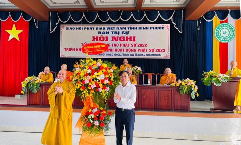 Ông Phạm Quang Hà, Trưởng ban Tôn giáo tỉnh tặng hoa chúc mừng